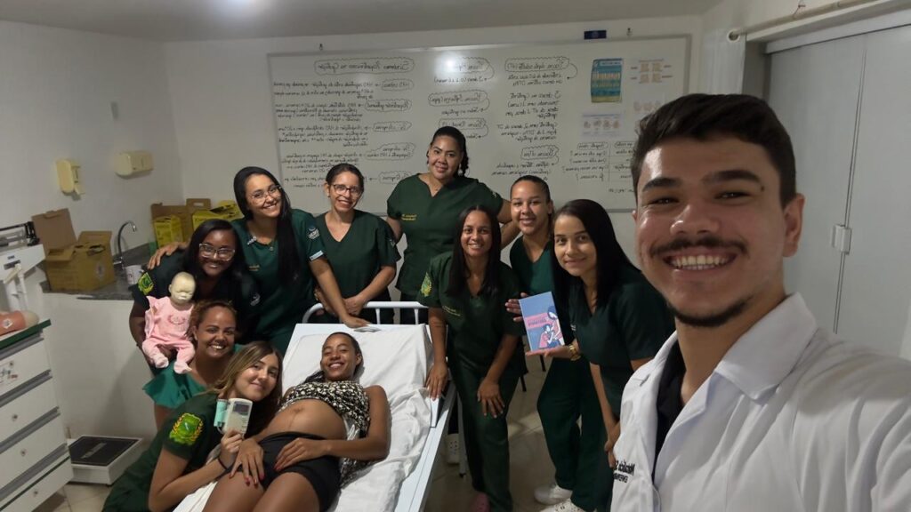 Diretor do CENESC ministra aula oficina sobre atendimento à gestante para alunos do Curso Técnico em Enfermagem